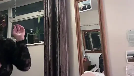В видео от первого лица, она снимает себя трахающейся меня