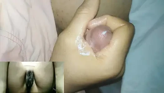 Görüntülü görüşmede erkek arkadaş için mastürbasyon yapıyor