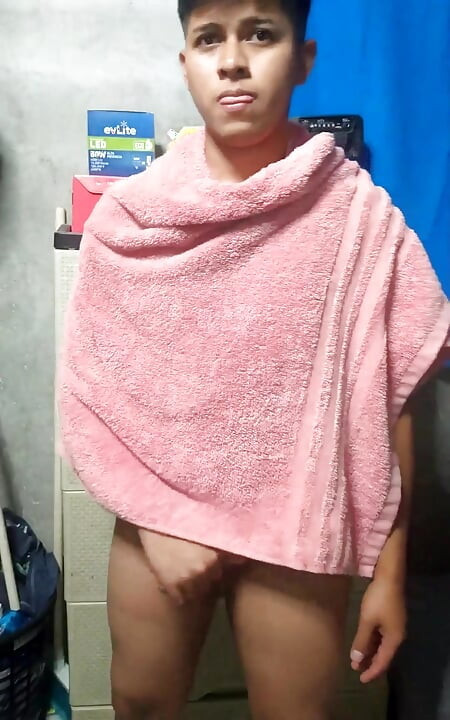 Alan Tokers giovane latino si masturba nella sua stanza