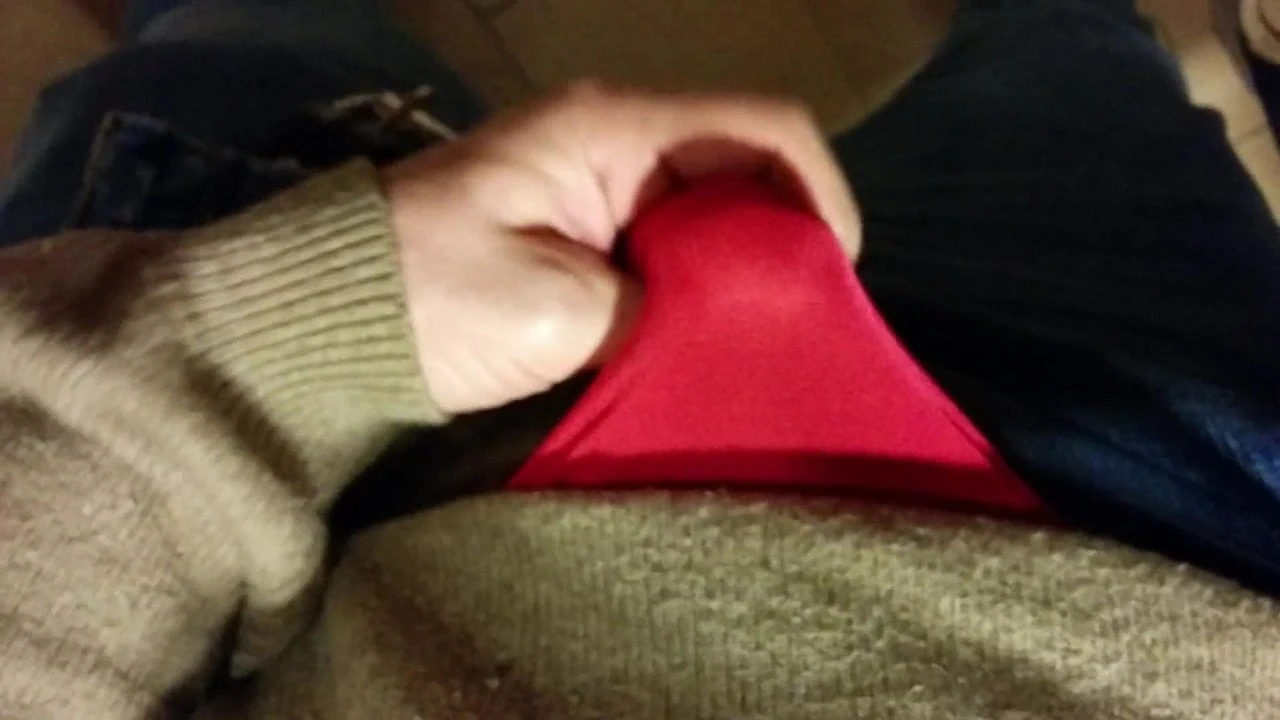 직장에서 빨간 팬티를 입고 자위하다