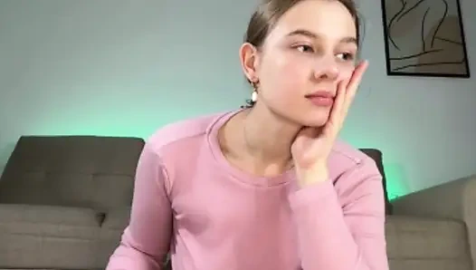 Jucielussie çılgın fışkırtıyor ve yüzüne oturuyor