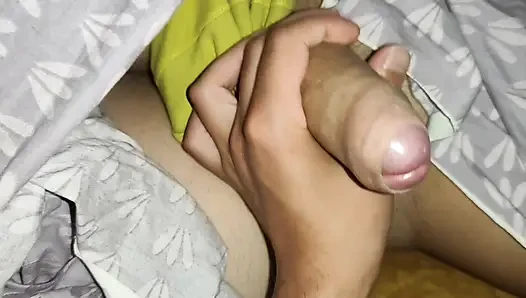 Azgın twink ateşli babasının yarağını sıvazlıyor