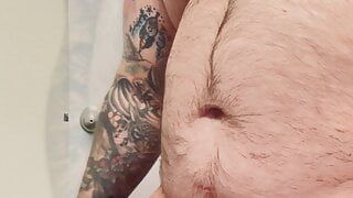 Сексуальный татуированный медведь делает несколько камшотов