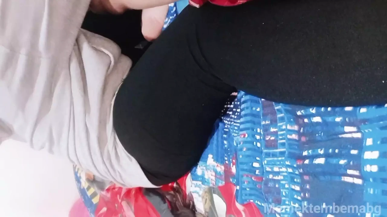 戴穆斯林头巾的女孩一边潮吹一边潮吹