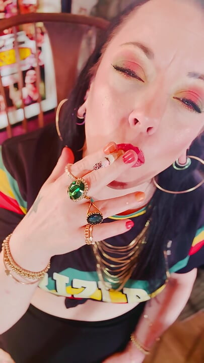 Mamá británica Tina Snua bombeando doble cigarrillo - fumador fuma omi ome a la deriva