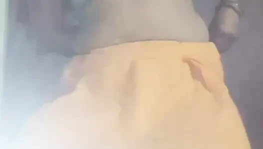 Kakak ipar mengambil air dari memeknya dan menunjukkan seks saudara ipar.