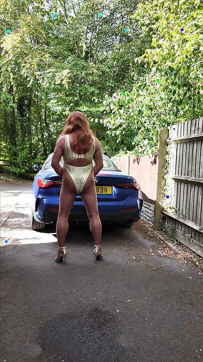 Szexi crossdresser kellycd2022 fehér-arany fürdőruhámban és magassarkúmban