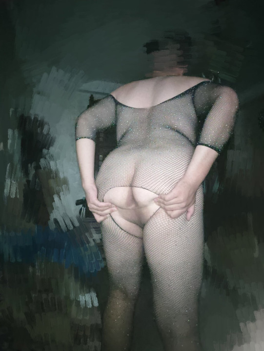 Seksi sissy velika guza u mrežastoj mreži