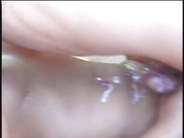 丰满的妹子在树林里干年轻妹子的菊花