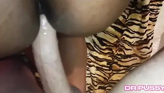 Чернокожая договаривается сделать анал со своим любовником в Пасхальный день в обмен на подарок-сюрприз и даже позволяет ему съесть ее киску без киски