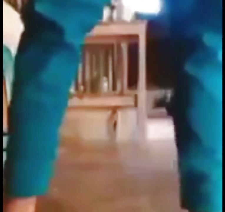Tendo muito prazer fodido com berinjela dentro da sua buceta
