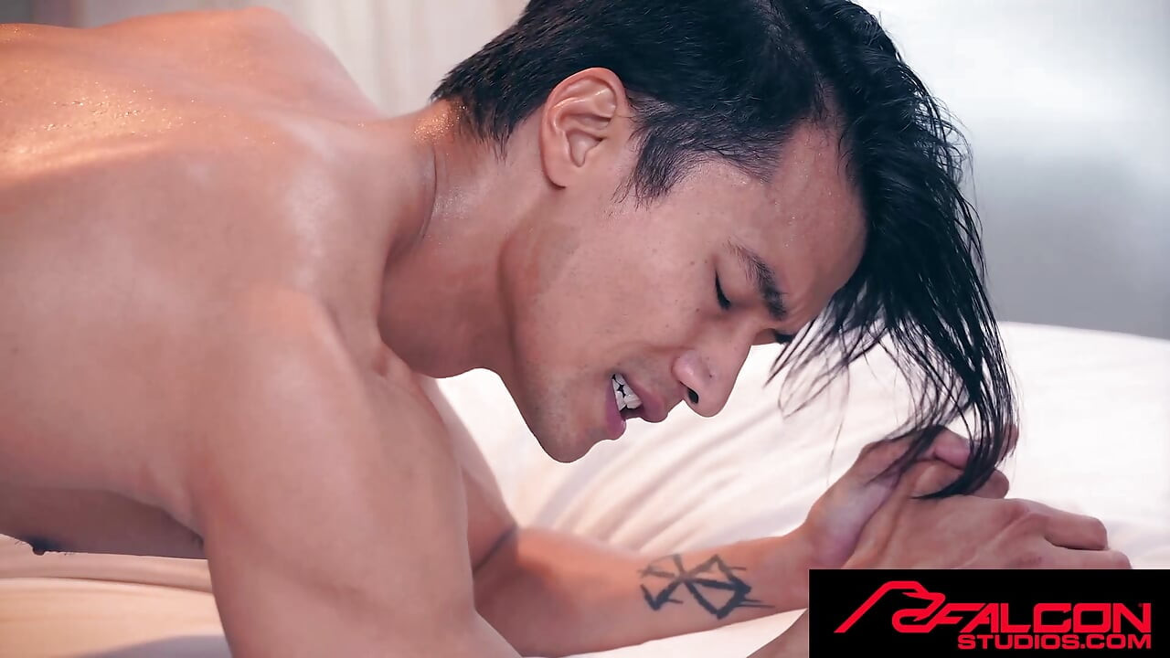 FALCON STUDIOS - Muscle Men Zander Fly & Ken Ott Bareback Hard