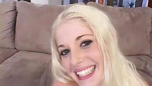 Sarışın hatun rüyasını gerçekleştiriyor. Üçlü sikiş