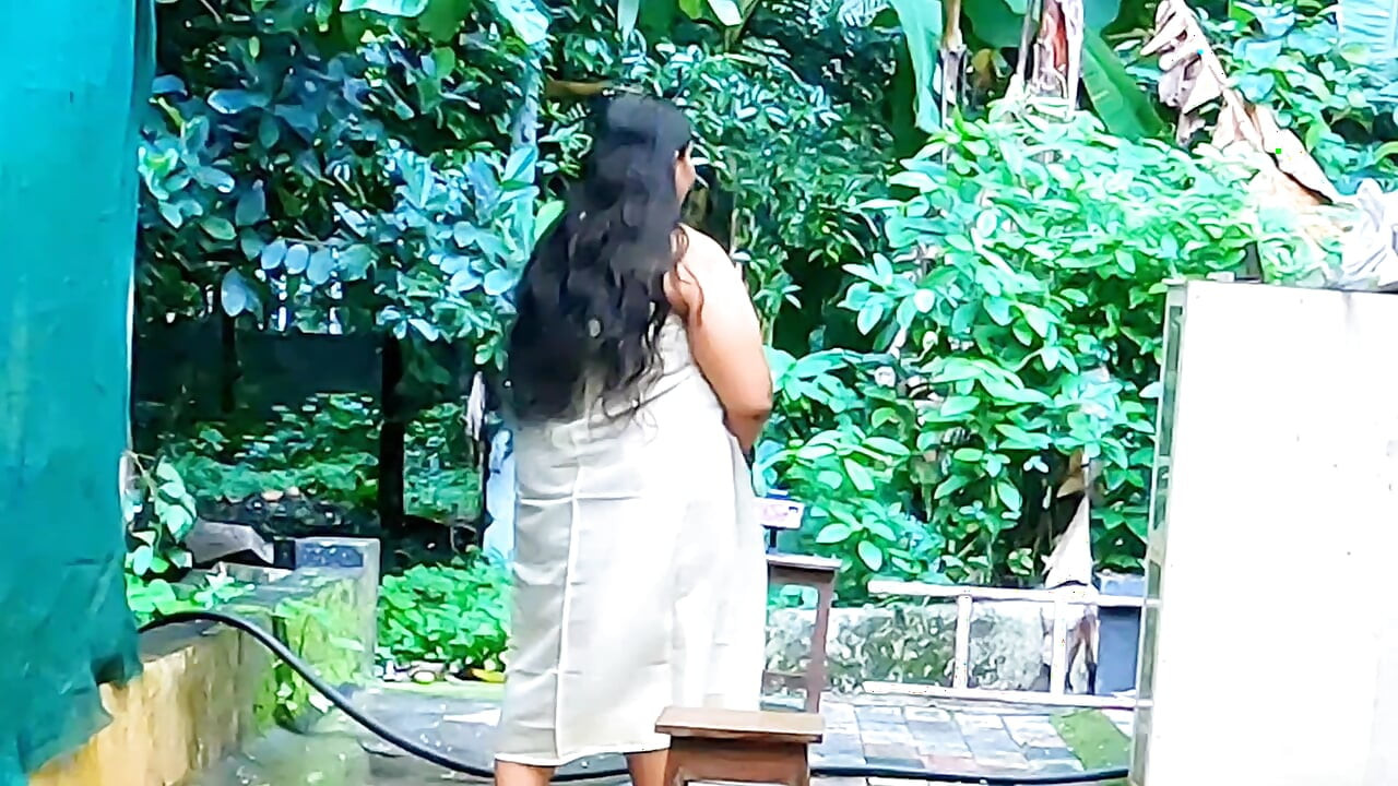 Unveiling in sexy body outdoor, Mallu MILF in traditional loincloth and bodice, showing her big ass and boobs