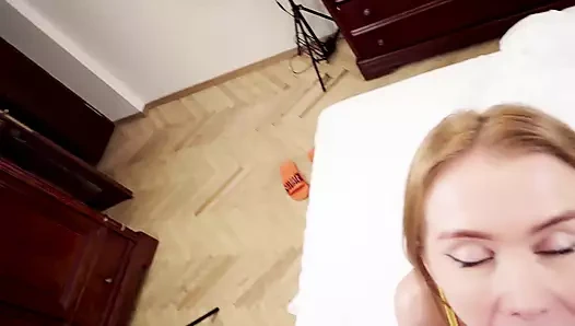 MIA СОСЕТ И СКАЧЕТ В АНАЛ, ЗАТЕМ ПОЛУЧАЕТ ОГРОМНЫЙ КАМШОТ НА ЛИЦО