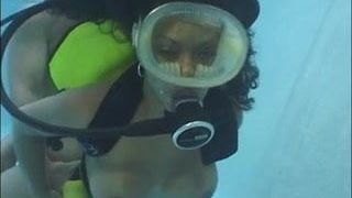 Sexo bajo el agua refrescante3