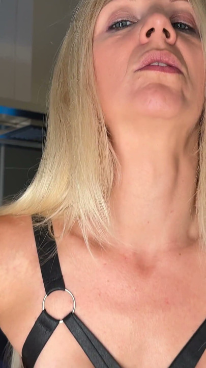 Chliine Upskirt-Tease