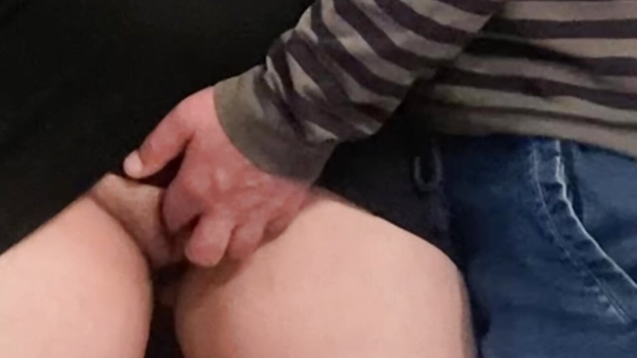 欲情した変態の女の子が公の場でドレス姿で指で愛撫する