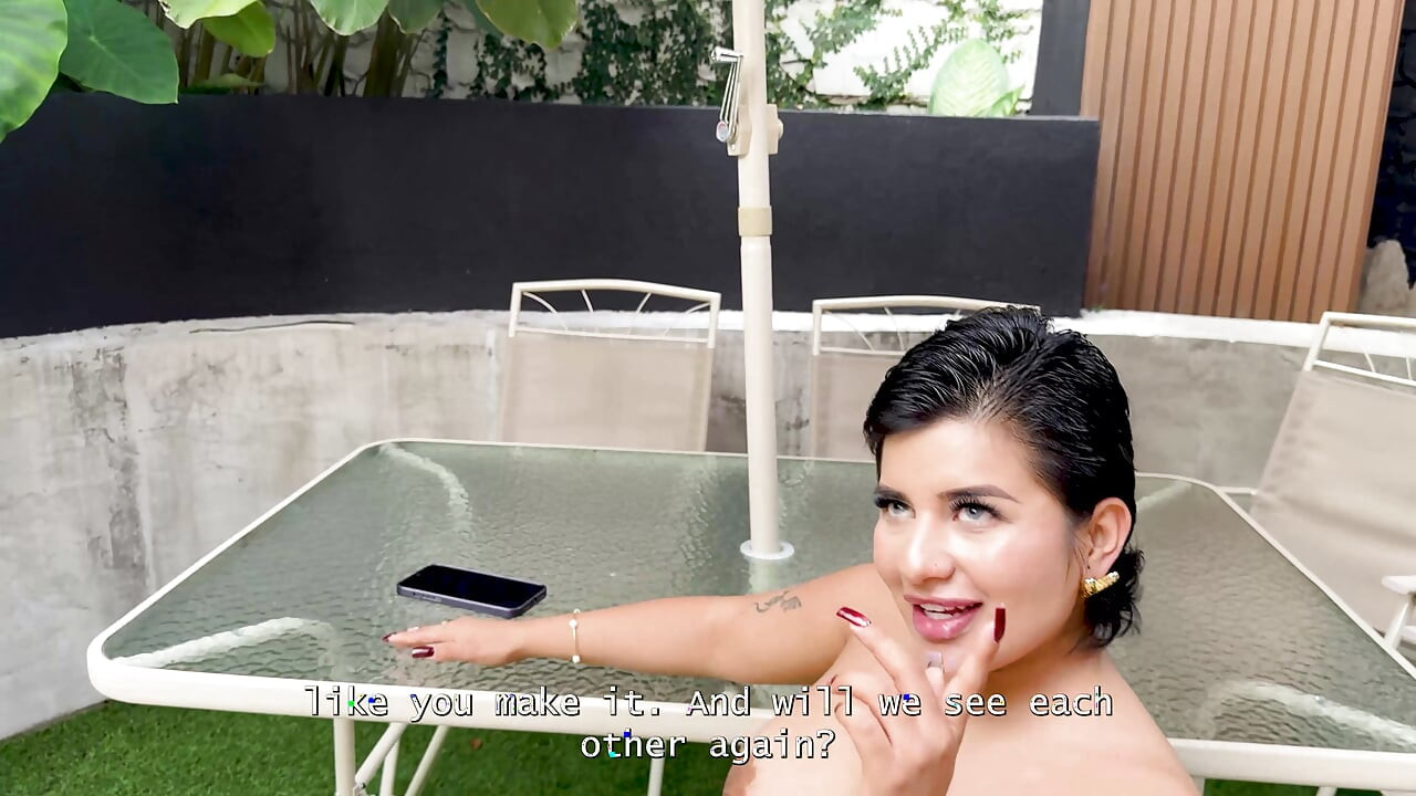Curvilínea Menina Puta É Infiel Ao Namorado Com Um Estranho Com Um Pau Grande No Pátio De Um Resort.