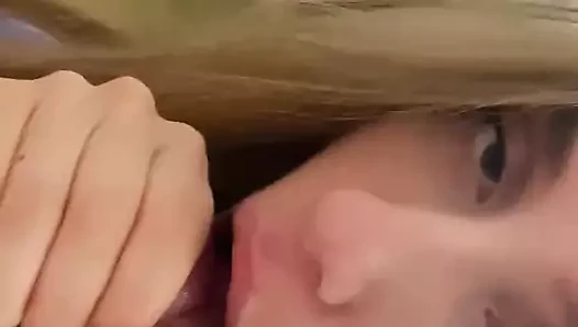 Kız dayanamadı ve tuvalette sikimin üstüne atladı