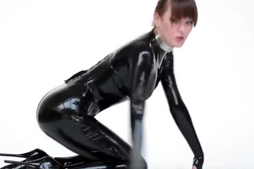 Schwarzer Latex-Catsuit