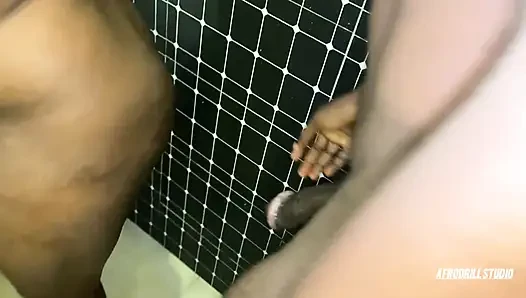 Tukang pipa berbaring di memek ebony