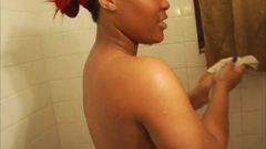 Mollige zwarte meid heeft hulp nodig onder de douche