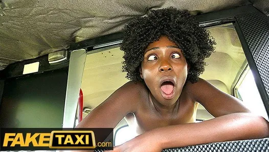 Fałszywa taksówka - afrykańska królowa hebanu jeździ na ogromnym grubym kutasie