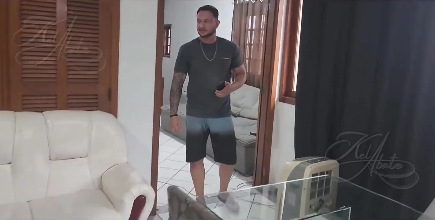 Eve geldim ve karım mutfakta bir arkadaşımla seks yapıyor ve ikisini de orada siktim