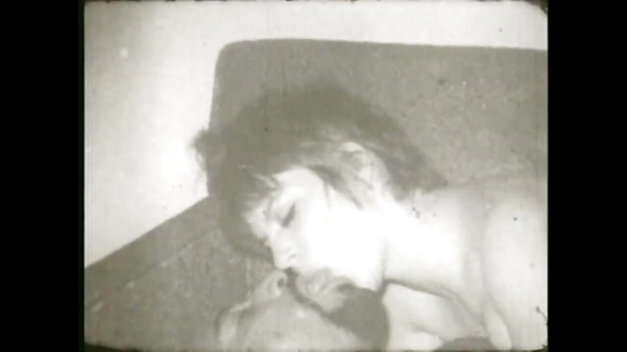 Una bellezza vintage calda e sexy prende un grosso cazzo solido