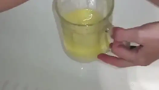 Aku lagi asik toketku sambil kencing!