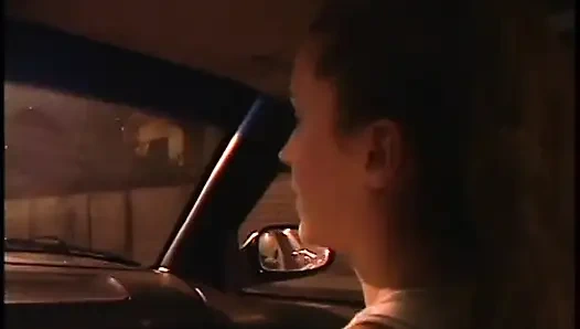 Güzel genç esmer bebek Yunan tarzı sikiliyor