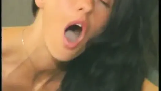 Cewek cantik bermain dengan mainannya lalu dia bermain dengan mainannya