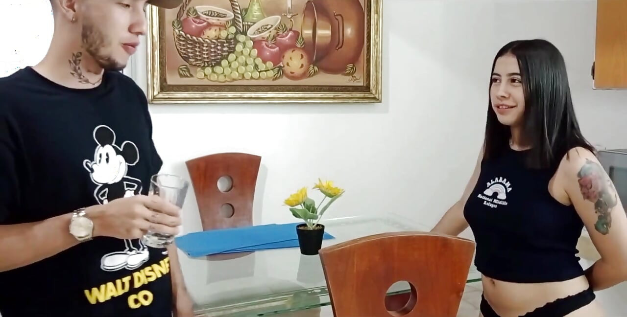 继兄弟看着他穿着内衣的继妹变得兴奋, 并决定在我嘴里操她的阴户暨完整故事