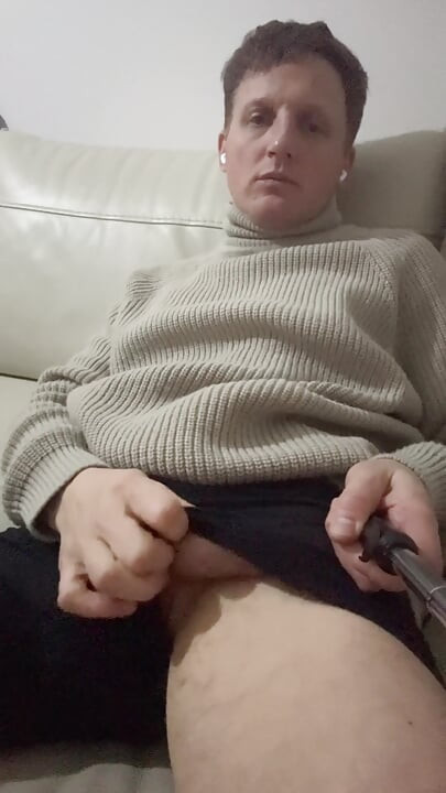 저녁에는 친구들이 다른 방에 있는 동안 나는 쉬었다. 나는 42살에 처음으로 공개적으로 사정했다