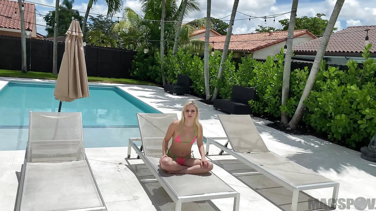 Hàng xóm nhỏ tóc vàng Aria Bank đến để làm tình với hàng xóm