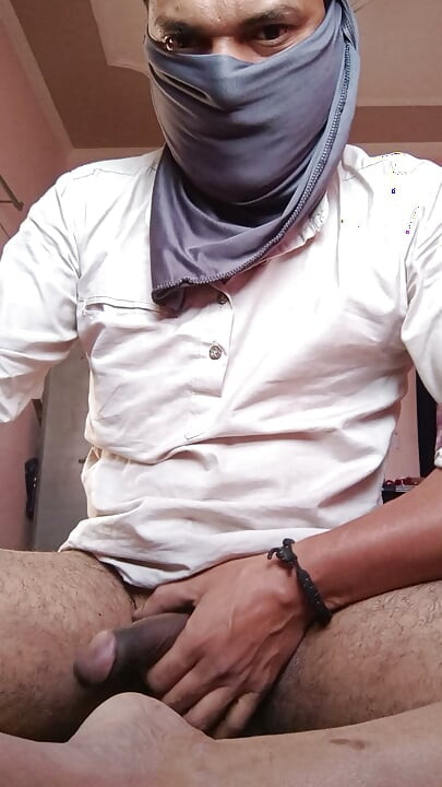Ladka apna kala mota land hila ke mooth mar rha h kisi choot ke intazar main..