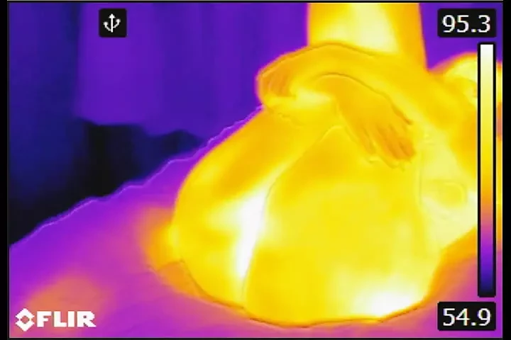 Igramo se sa FLIR termalnim imagerom i on mi puši vruće svršavanje po sisama nakon pušenja kurca