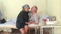 दादी अस्पताल में नर्स को चोदता है दादाजी देखता है