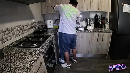 Arkadaşımın erkek arkadaşını mutfakta sikiyorum