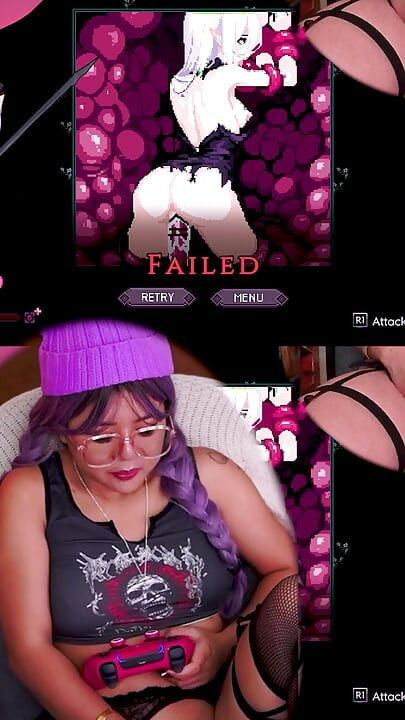 O FATĂ DRĂGUȚĂ CU PĂRUL VIOLET ÎNCEARCĂ SĂ BATĂ LUPTA CU ȘEFUL HENTAI