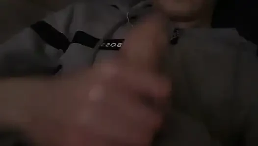 Sıska genç adam mastürbasyon ve sert sikiş