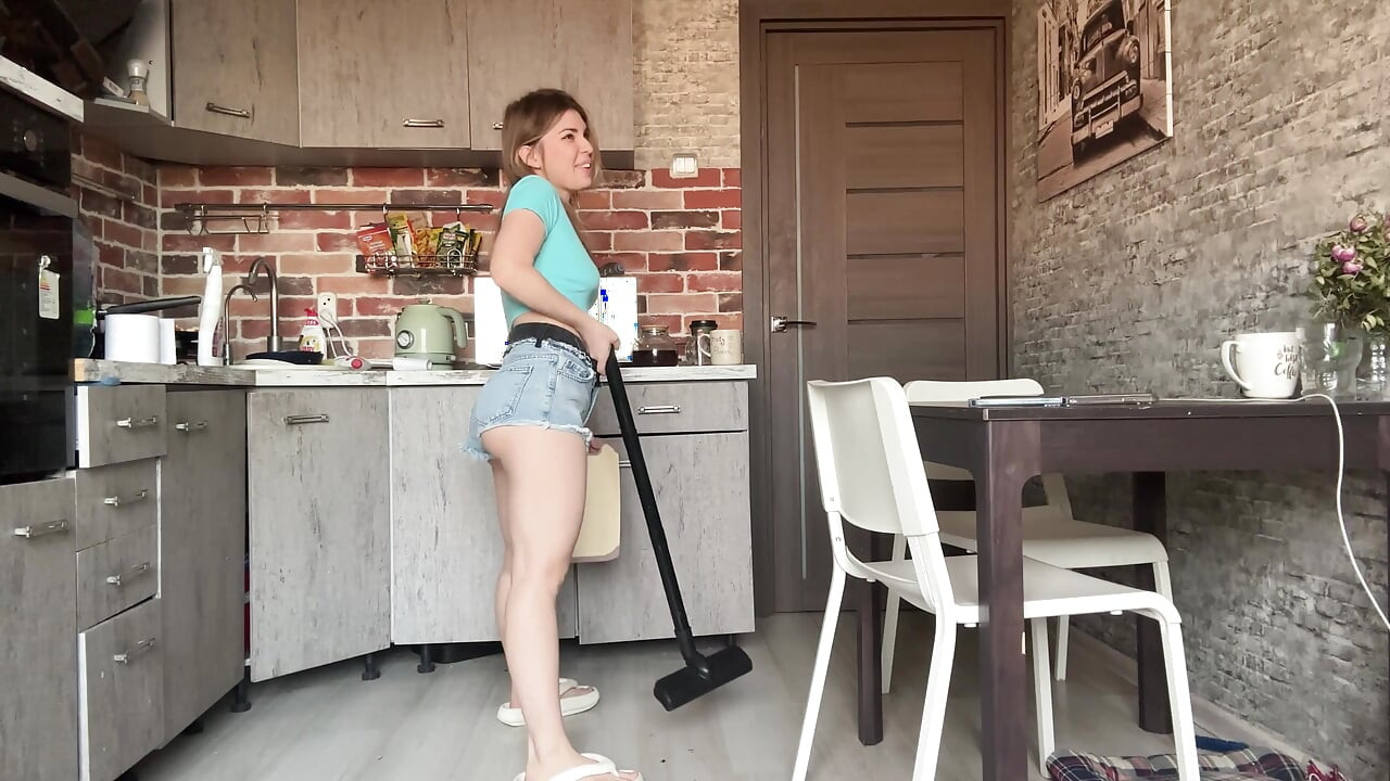 Die putzfrau konnte es nicht aushalten und ihre shorts nass machen