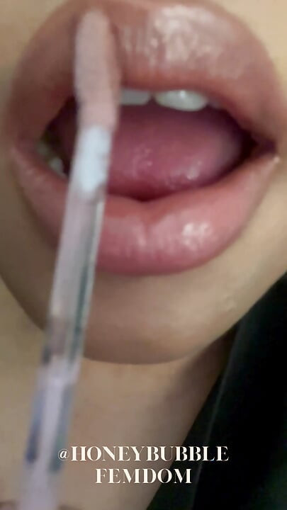 Фетиш губ оголеної Lipgloss, поклоніння губам, фемдом