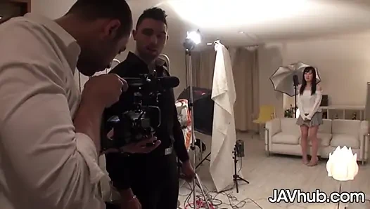 Azgın ve sürtük yui kyono erkekler tarafından soyunuyor ve oyuncakla sikiliyor