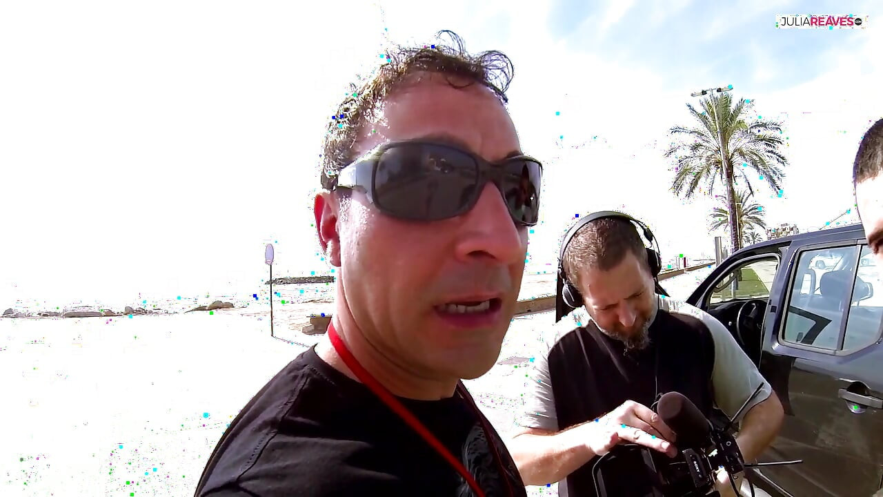 A szőke csaj nyög örömében, amikor megbasszák egy teherautó hátulján