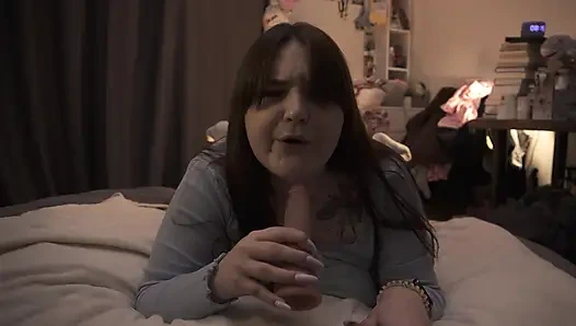 Blowjob ceroboh berakhir dengan mani muncrat di mulut tante semok solo