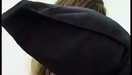 Büyük memeli zenci sahte memeli orta yaşlı seksi kadın güzel bir sert sikiş için eğiliyor