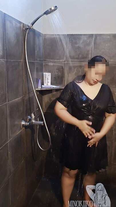 Asyalı orta yaşlı seksi kadın yaz tatilinde bali'de öğleden sonra duş alıyor - minokiiko