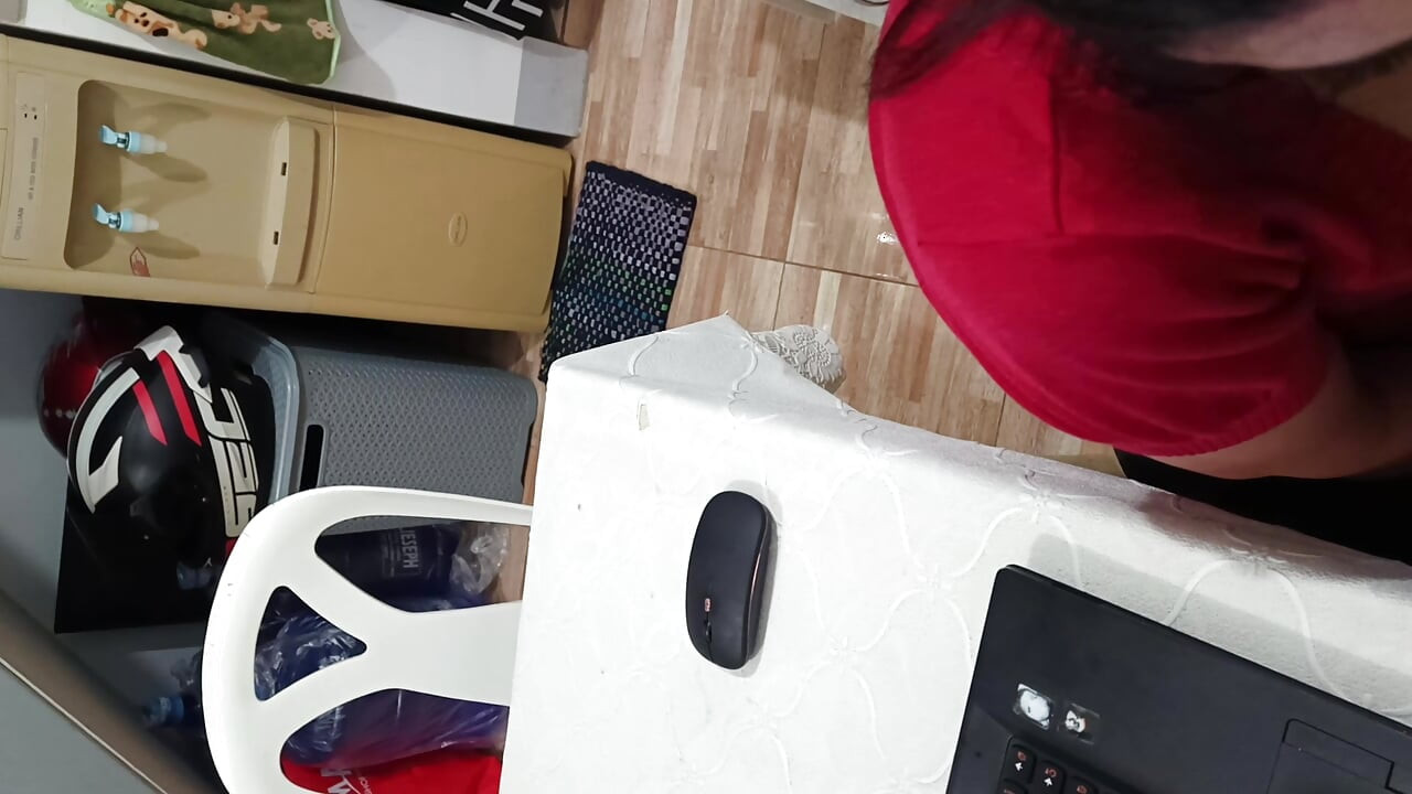 Istri dewasa dengan tubuh semok lagi asik nyepong kontol sampai dicrot di mulut dan wajahnya..